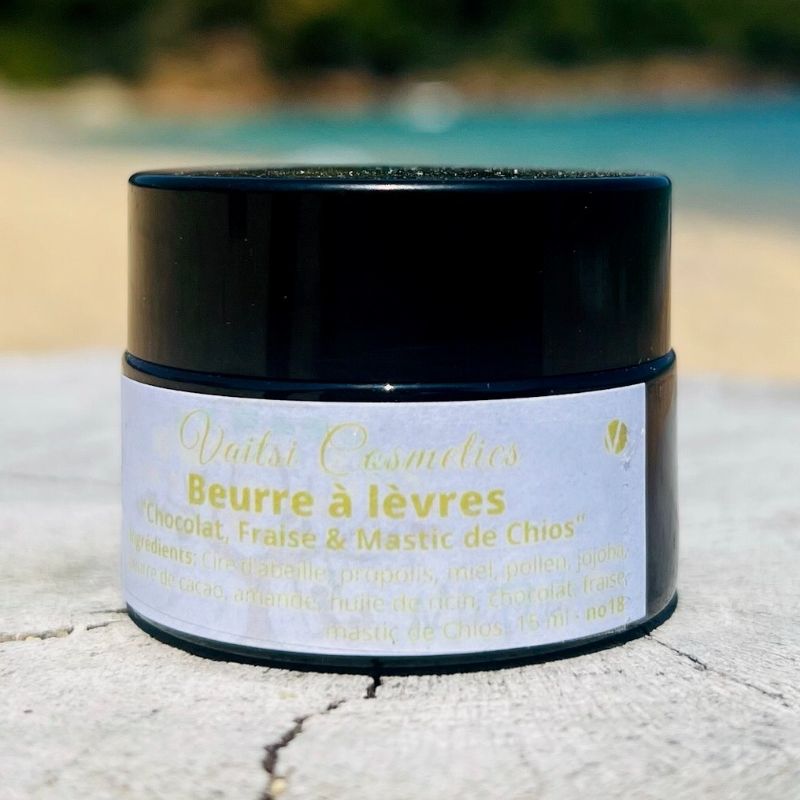 Appréciez la douceur de vos lèvres avec le beurre à lèvres au chocolat, à la fraise et au mastic de Chios. Visitez-nous pour en savoir plus sur cette friandise pour les lèvres - VAITSI COSMETICS