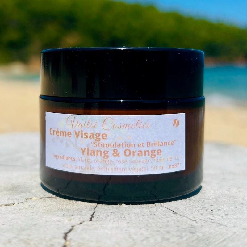 Renouvelez votre peau avec la crème pour le visage Ylang & Orange. Découvrez comment elle peut vous donner de l'éclat et du tonus sur notre page - VAITSI COSMETICS